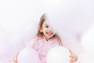 Obraz na płótnie Canvas little girl playing with balloons