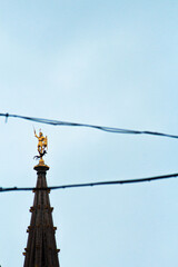 Escultura dorada en lo alto de un edificio belga