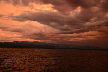 Atardecer nublado sobre el Lago Nahuel Huapi en Bariloche, Argentina