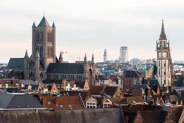 Horizonte de la ciudad de Gante, su canal y su catedral