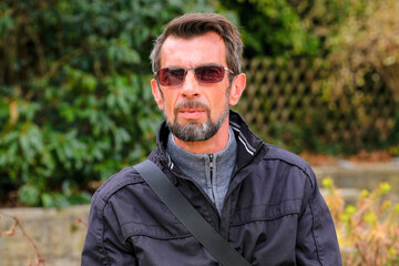 Portrait d'un homme dans parc