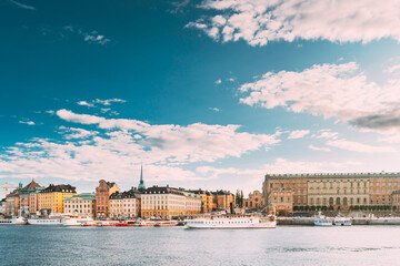 Fototapeta premium Stockholm, Sweden. Touristic Boat Floating Near Famous Embankment In Old Town Gamla Stan In Summer Evening. Famous Popular Destination Scenic Place And UNESCO World Heritage Site