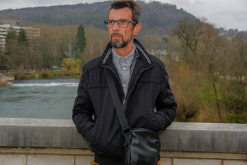 Portrait d'un homme dans parc
