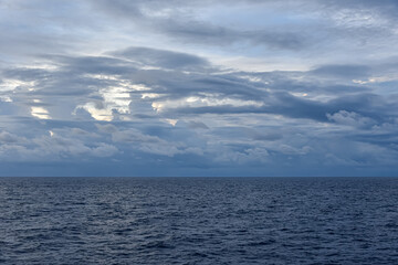 Obraz premium Beautiful seascape ocean horizon and blue sky at summer season. Beautiful seascape background concept and empty space.