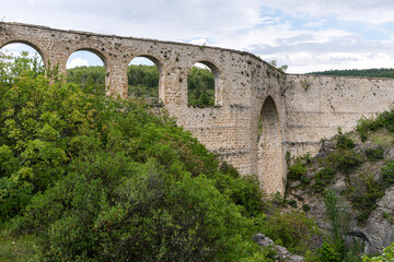 Fototapeta premium Bir turizm kenti olan Safranbolu'da İncesu su kemeri, kristal cam teras, tokat kanyonu.