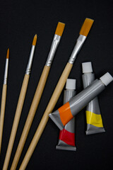 colori giallo arancione rosso con pennelli