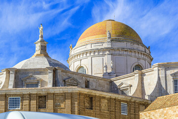 Fototapeta premium Kuppel der Kathedrale Santa Cruz sobre el Mar von Cadiz, Andalusien, Spanien, Europa