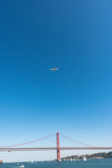Fototapeta premium Aeroplano sopra al ponte di Lisbona