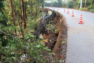 台風による道路崩壊