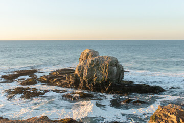 puesta de sol en rocas del mar
