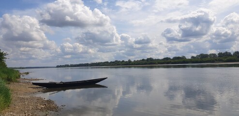 Łódka na rzece Wiśle © Sokole Oko