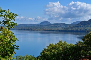 Naklejka premium 和琴半島の遊歩道から見た晩秋の屈斜路湖の情景＠北海道