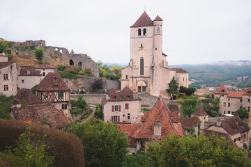 Fototapeta na wymiar The French medieval hilltop village of Saint-Cirq-Lapopie and its 16th century fortified church in the Lot Valley, France.