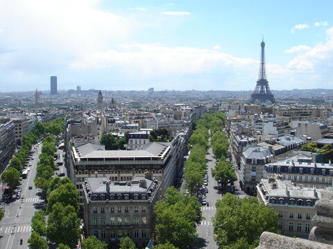 フランスのエトワール凱旋門から見たパリの風景とエッフェル塔