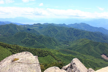 瑞牆山（みずがきやま）　山頂からの眺望、緑の山々。足元には巨岩。奥秩父・山梨県北斗市にある山、百名山の一つ。花崗岩で形成され、頂上付近は岩がむき出しとなっている、