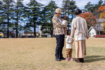 秋の公園を散歩する家族・ファミリー
