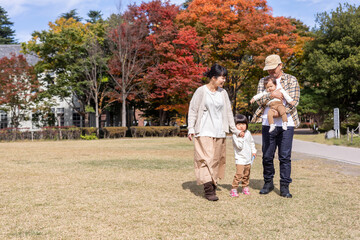 秋の公園を散歩する家族・ファミリー
