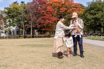 秋の公園を散歩する家族・ファミリー
