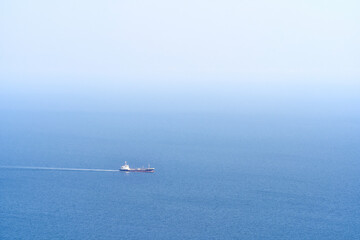 穏やかな海を航行する船舶　瀬戸内海の美しい風景