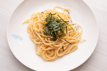 日本での家庭料理トマトを添えたたらこスパゲッティー