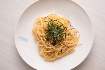 日本での家庭料理トマトを添えたたらこスパゲッティー