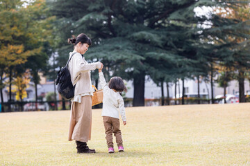 Fototapeta premium 秋の公園で遊ぶママと子供 