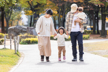 Fototapeta premium 秋の公園で遊ぶ家族・ファミリー 
