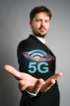 businessman with message 5G on grey background