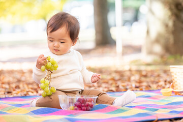 ブドウを食べる赤ちゃん
