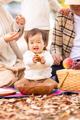 Fototapeta premium 秋の公園で遊ぶ家族 