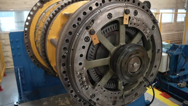 Test of the repaired dump truck wheel motor on the test bench.