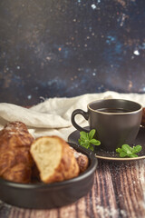 Croasants con taza de cafe con stevia