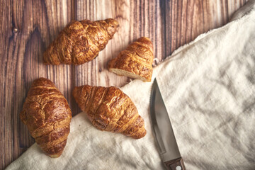 Crousants fresco sobre tabla de madera y cuchillo