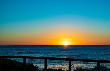 Obraz premium Watching the ships on the horizon at sunset