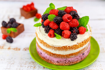 Sponge cake with vanilla cream and fresh berries.