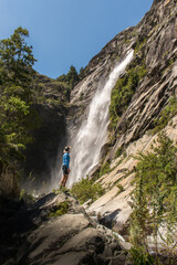 silueta en cascada de agua