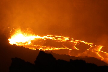 Fototapeta na wymiar エチオピアのダナキル砂漠にあるエルタアレ火山