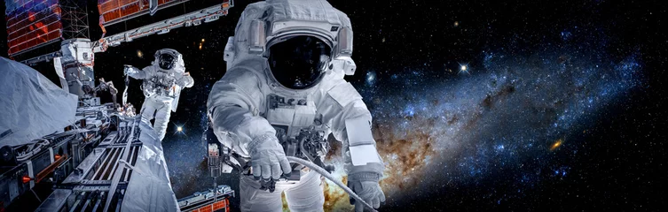 Deurstickers Astronaut-ruimtevaarder doet ruimtewandeling terwijl hij voor een ruimtestation in de ruimte werkt. Astronaut draagt een volledig ruimtepak voor ruimteoperaties. Elementen van deze afbeelding geleverd door NASA-ruimteastronautenfoto& 39 s. © Summit Art Creations