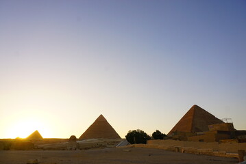Fototapeta na wymiar 夕日とギザのピラミッド
