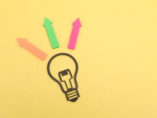 電球、ヒントのイメージ、余白あり