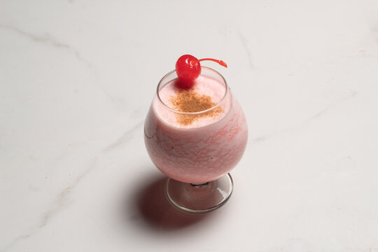 Medias de seda cocktail con cereza y fondo marmol