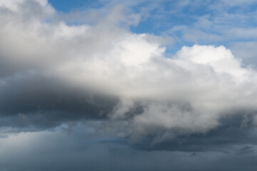 Naklejka na ściany i meble Arrière-plan de texture de ciel orageux et nuages blanc avec la base sombre et pluvieuse