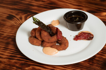 Camarones empanizados con crema de chipotles