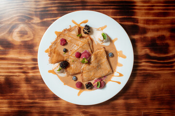 Crepas con frutos rojos berries crepes with ice cream