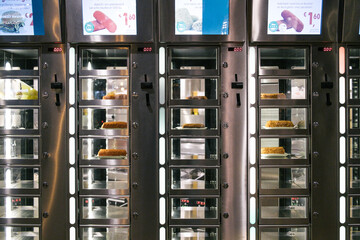 Frikandeln liegen in den Fächern eines Automatenrestaurants