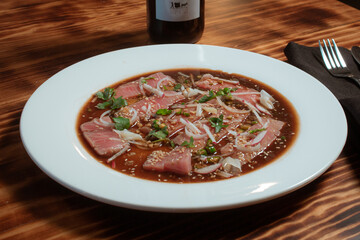 Tiradito de atún en salsa de soya con chiles serranos