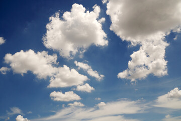 Obraz premium Nature blue sky with cloud - blue background material - cloudscape in summer sunny day