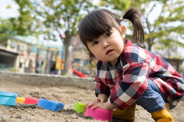 砂遊びする子供