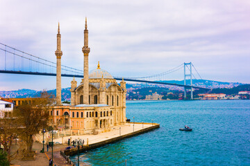 Fototapeta premium ISTANBUL, TURKEY. Beautiful Istanbul landscape in Ortakoy. Istanbul Bosphorus Bridge and Ortakoy Mosque.