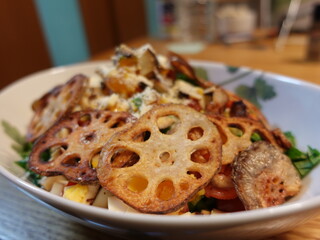 手作り蓮根チップスサラダ